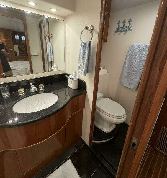 2004 Altima 55 Pilothouse