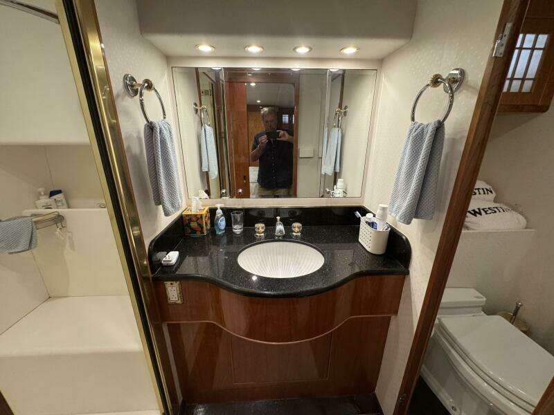 2004 Altima 55 Pilothouse