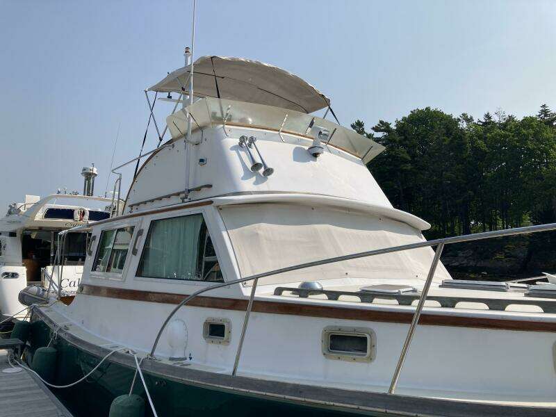 Miracle flybridge w/bimini