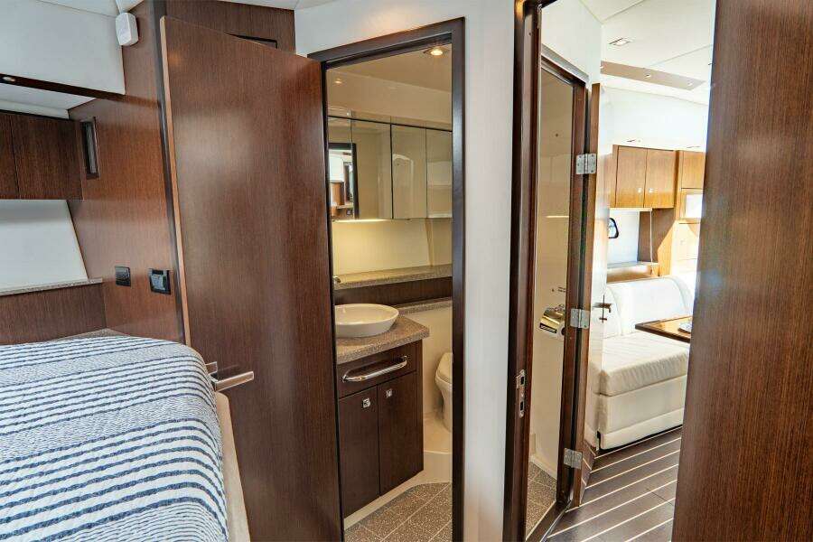 Cruiser Yachts 48   EPIC (9)