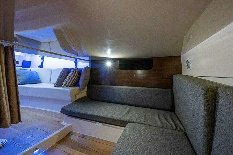 Boston Whaler 345 Conquest - Interior