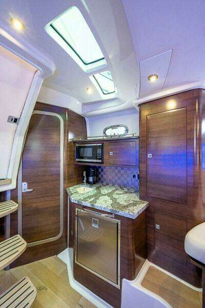 Boston Whaler 345 Conquest - Interior