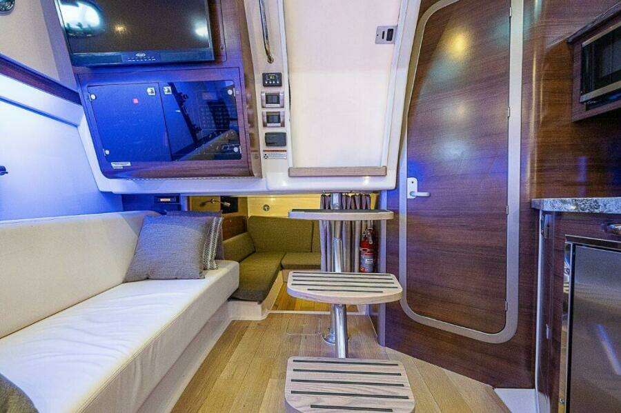 Boston Whaler 345 Conquest - Interior