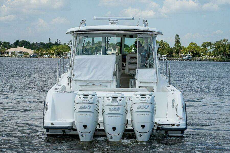 Boston Whaler 345 Conquest - Triple Outboard Engines