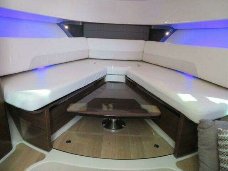 Boston Whaler 345 Conquest - Interior