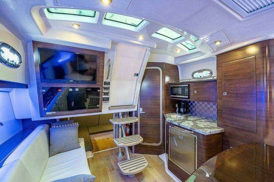 Boston Whaler 345 Conquest - Interior