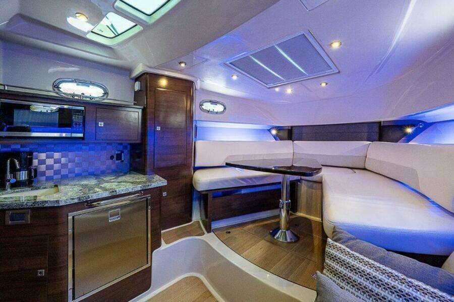 Boston Whaler 345 Conquest - Interior