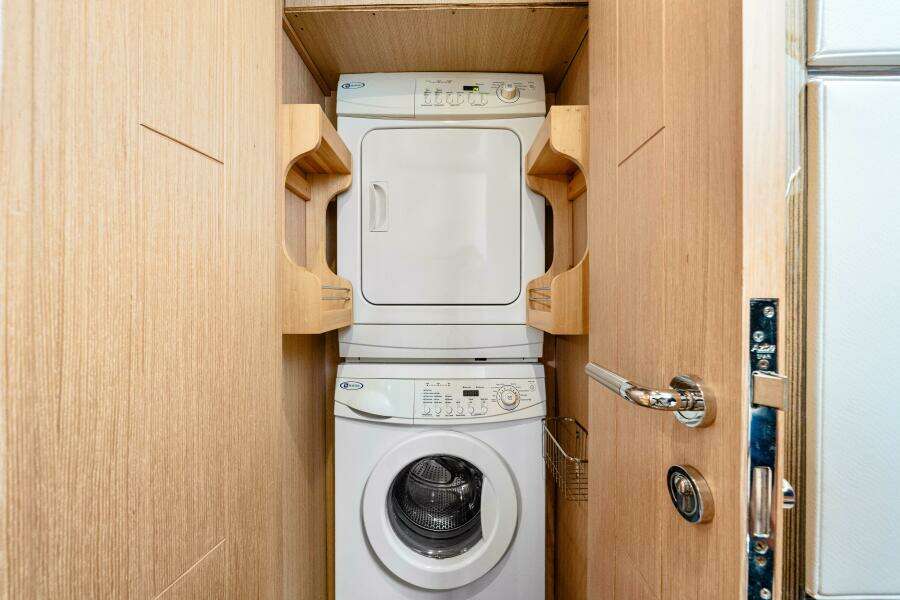 2010 83 Ocean Alexander Motor Yacht 'Relentless'