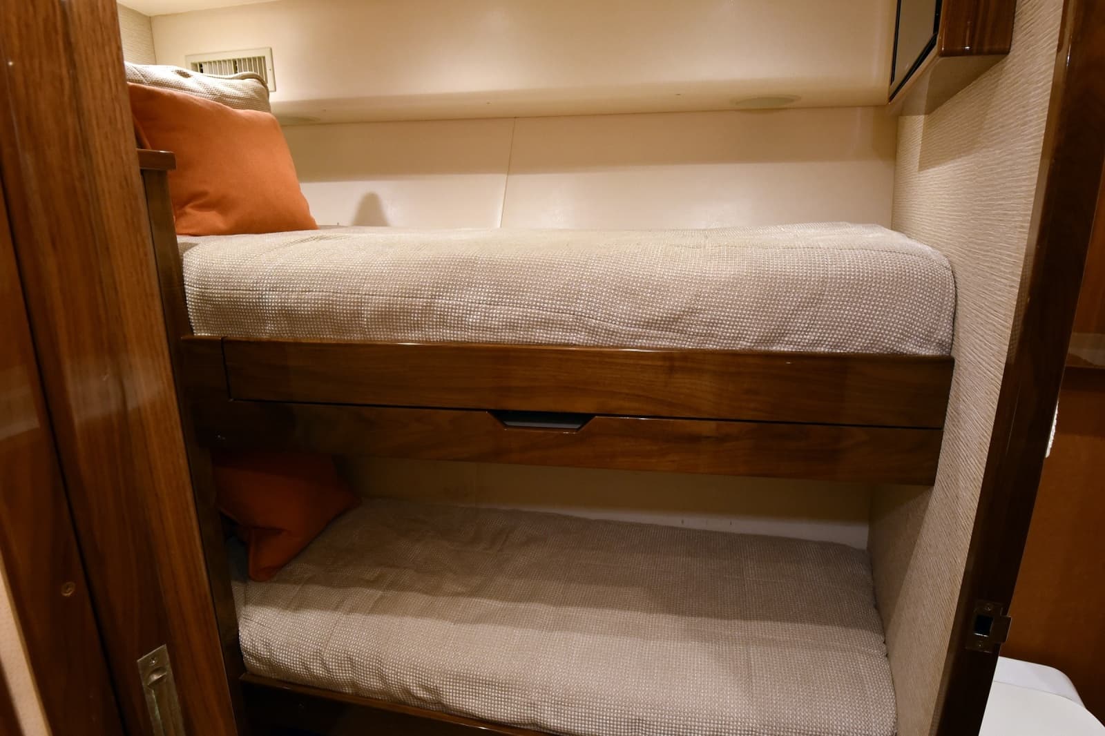 2019 Viking 80 Skybridge