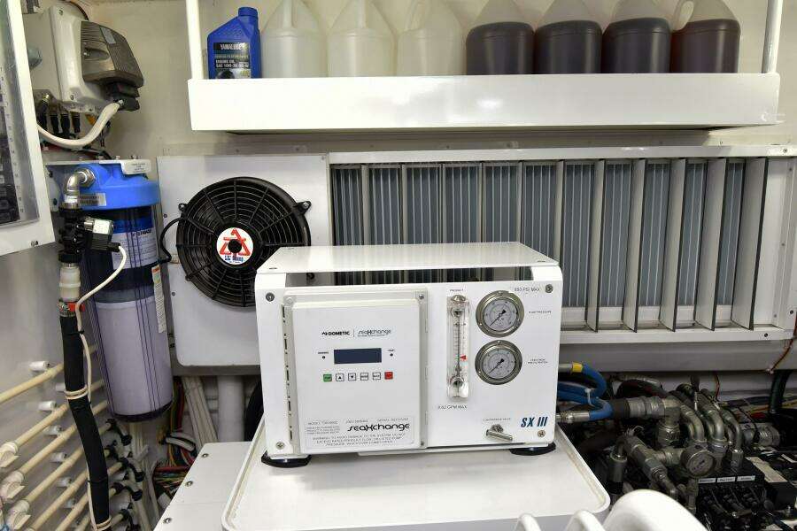 2019 Viking 80 Skybridge