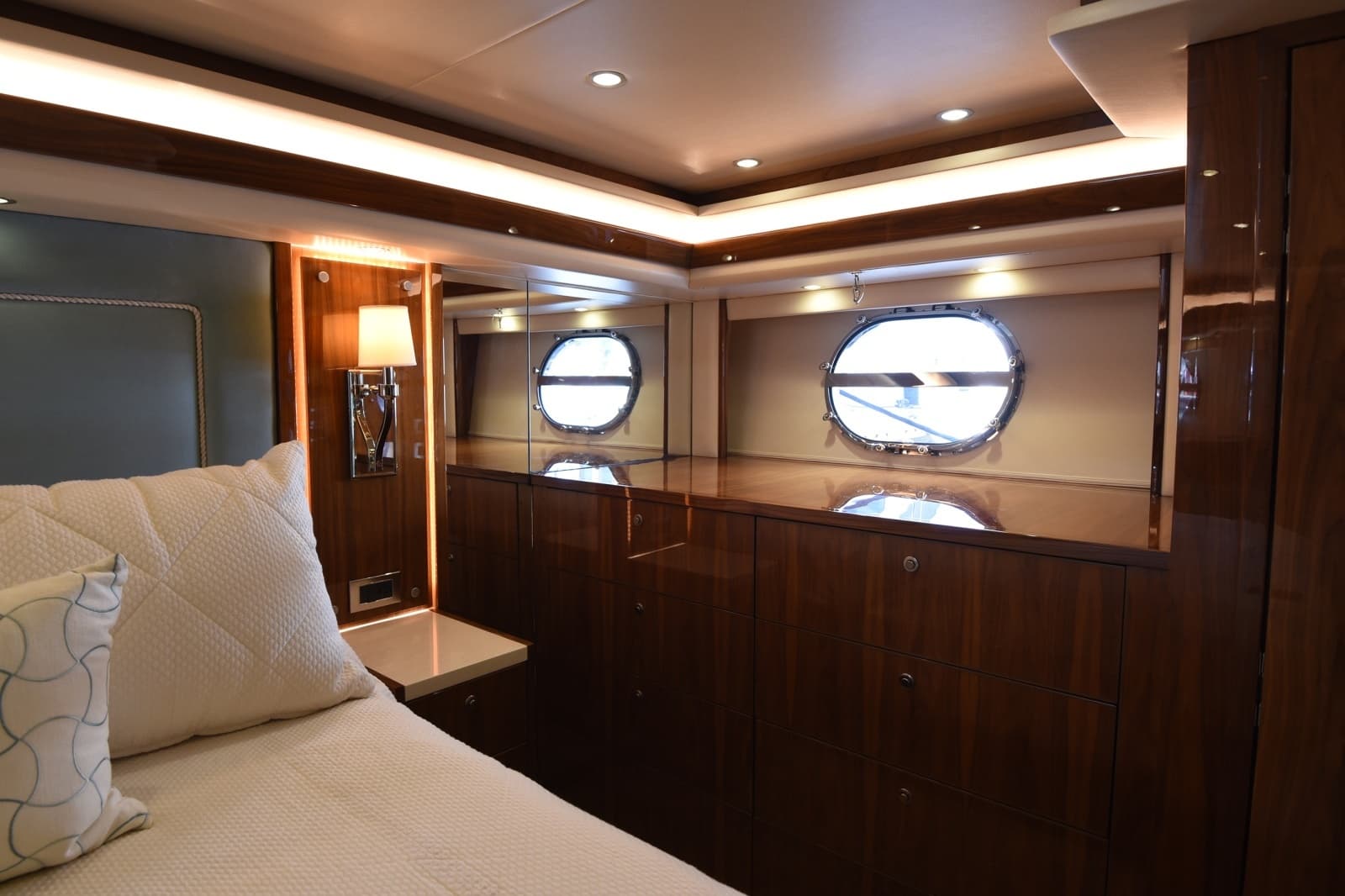 2019 Viking 80 Skybridge