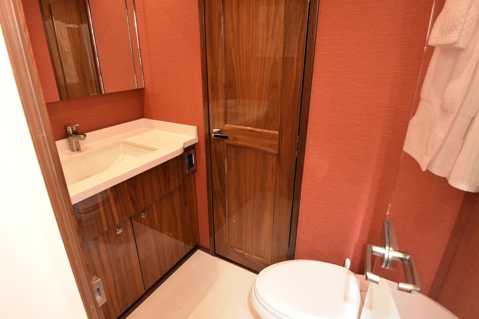 2019 Viking 80 Skybridge