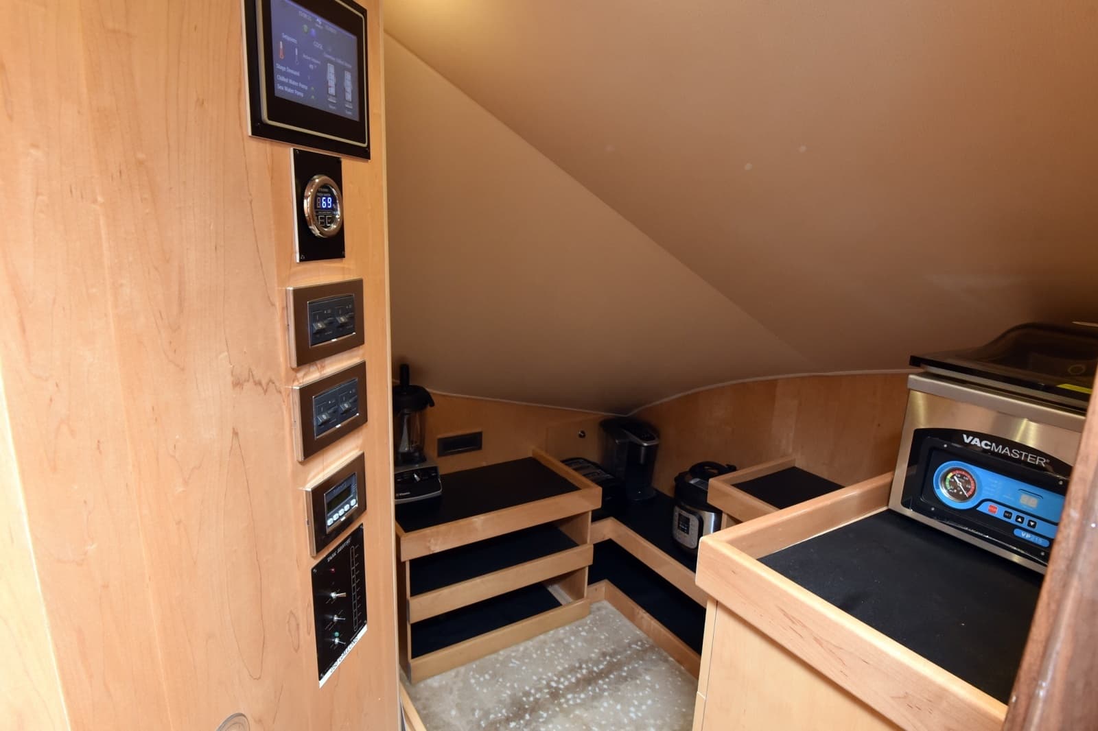 2019 Viking 80 Skybridge