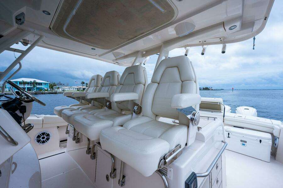 Grady White 45 Pura Vida - Exterior Helm