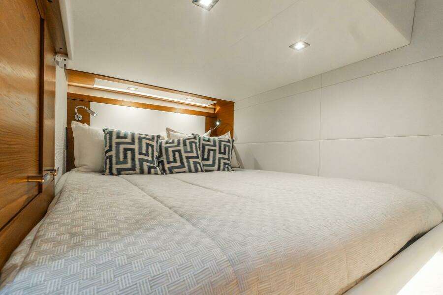 2022 Tiara Yachts 39 Coupe