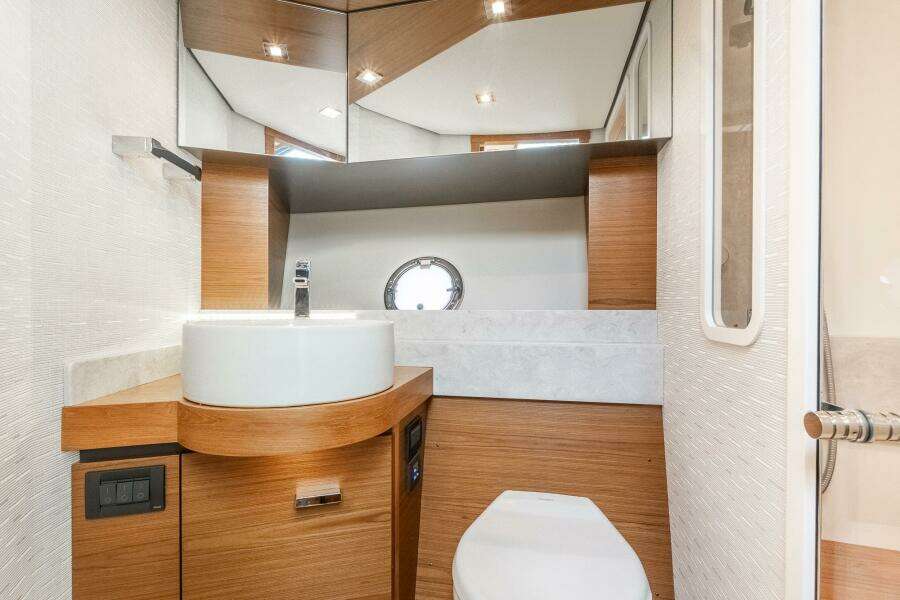 2022 Tiara Yachts 39 Coupe