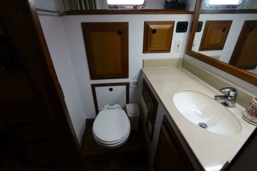 2005 DeFever Cockpit Motor Yacht