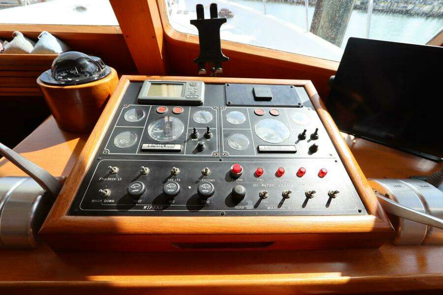 2005 DeFever Cockpit Motor Yacht
