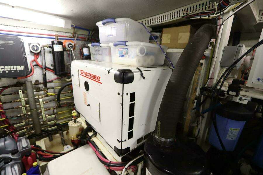 2005 DeFever Cockpit Motor Yacht