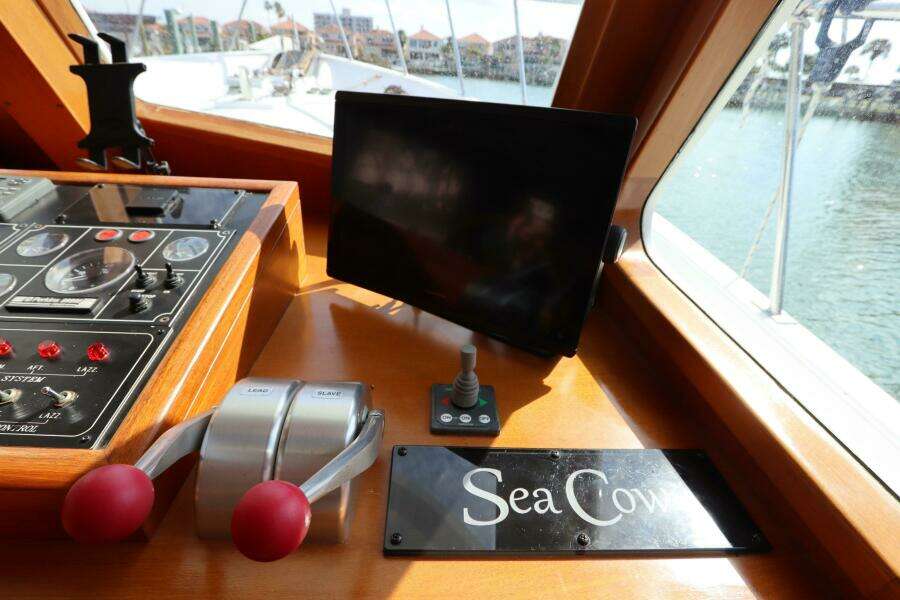 2005 DeFever Cockpit Motor Yacht