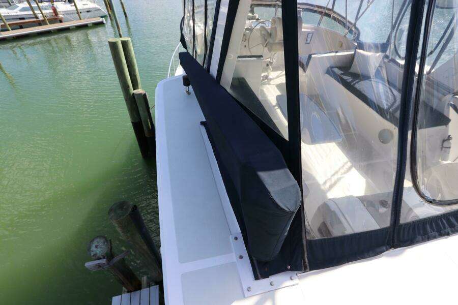 2005 DeFever Cockpit Motor Yacht