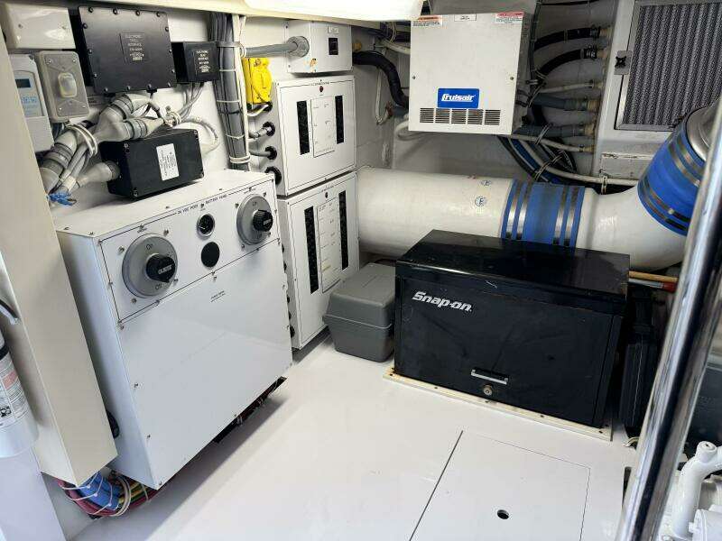 2004 Hatteras 60 Convertible