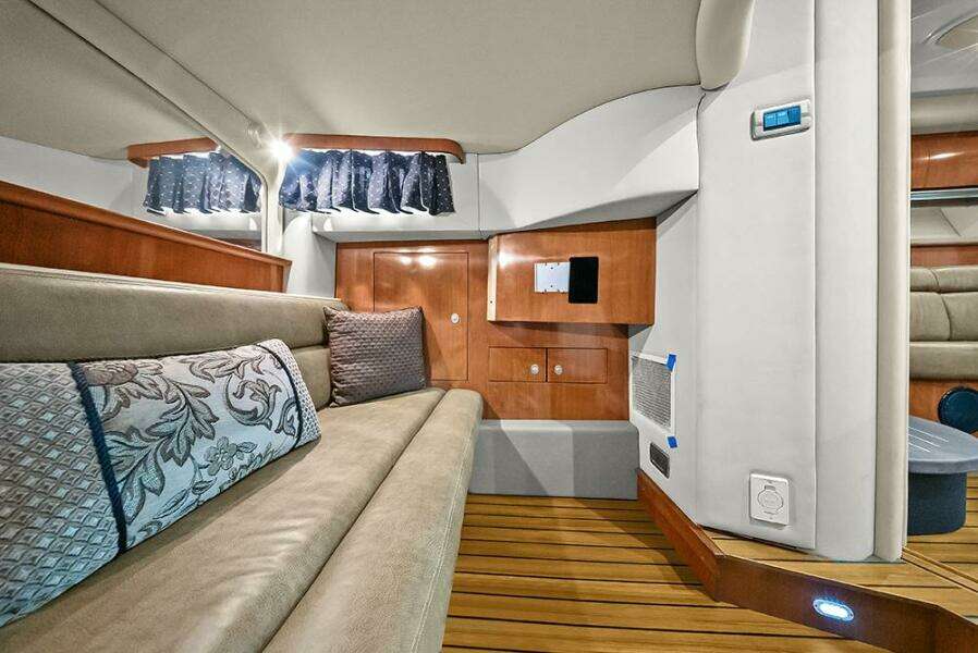 Mid guest cabin convertible seat