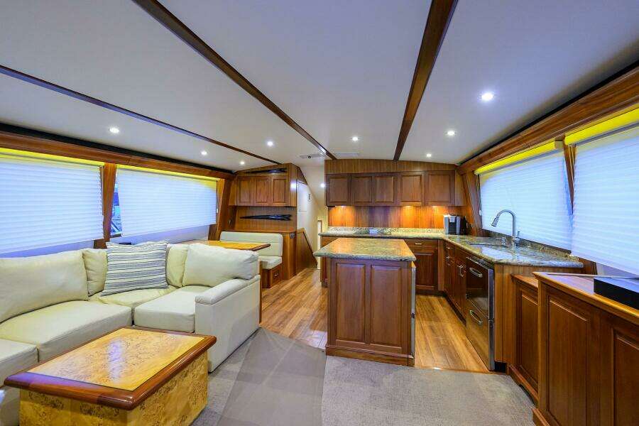 Hatteras 63 Reelin N Dealin - Interior Salon