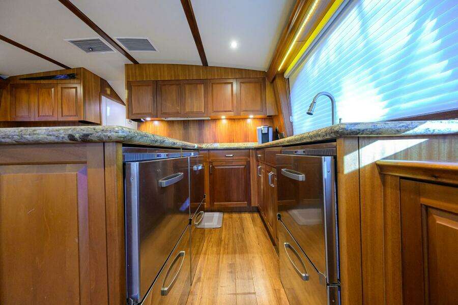 Hatteras 63 Reelin N Dealin - Interior Galley