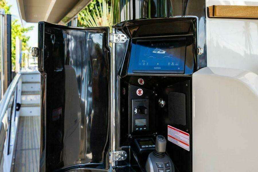 2022 Absolute 64 Navetta