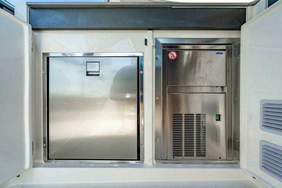 2022 Absolute 64 Navetta