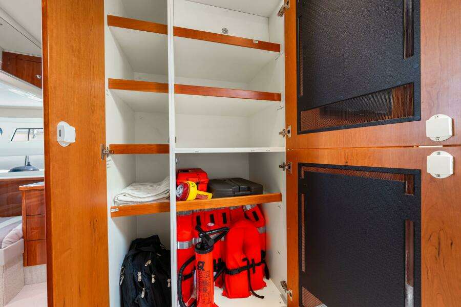 2016 Riviera 5000 Sport Yacht