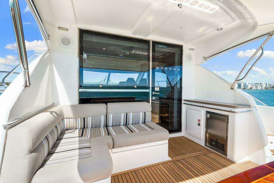 2016 Riviera 5000 Sport Yacht