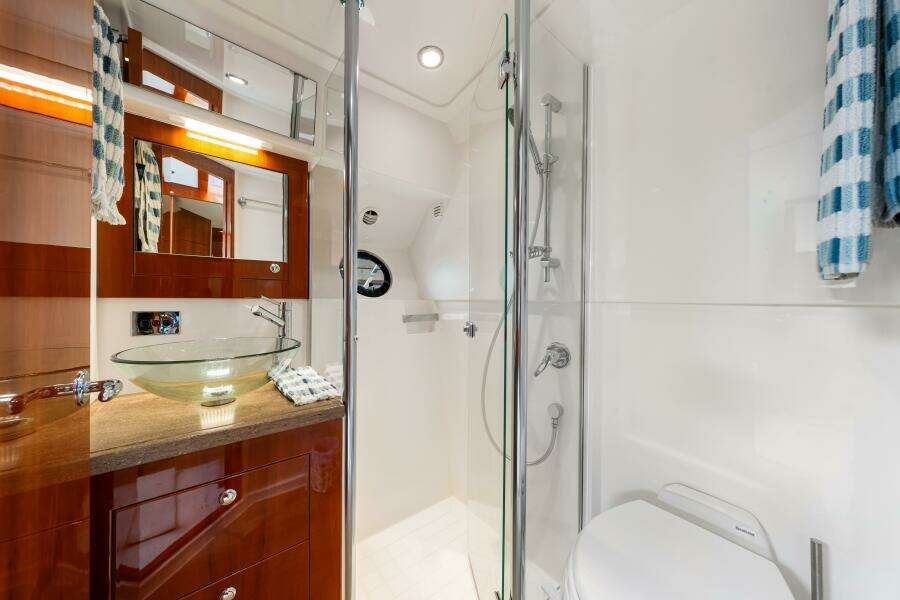 2016 Riviera 5000 Sport Yacht