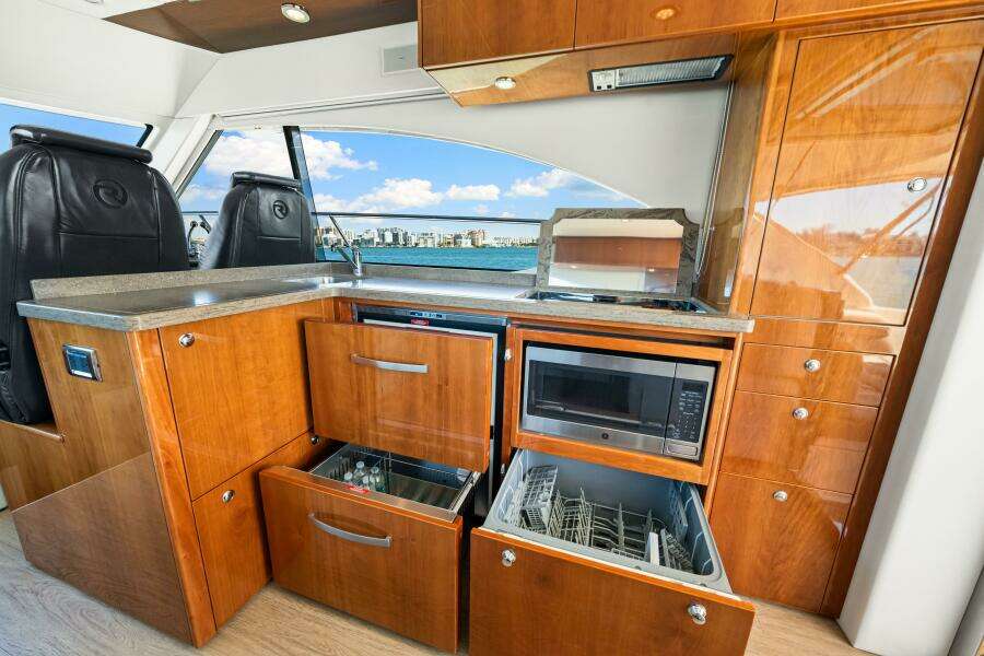2016 Riviera 5000 Sport Yacht