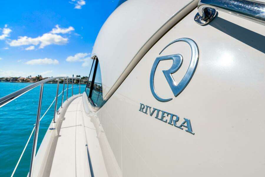 2016 Riviera 5000 Sport Yacht