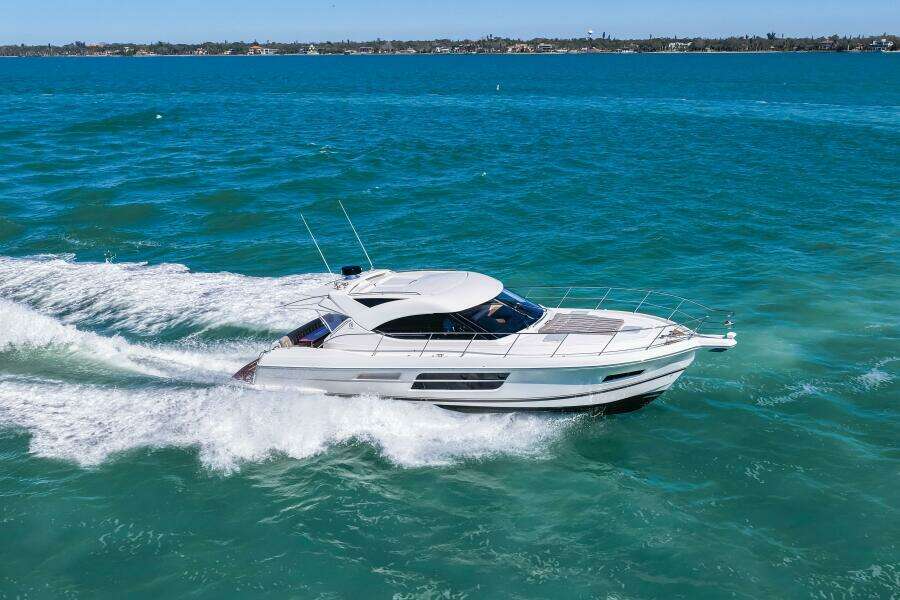 2016 Riviera 5000 Sport Yacht