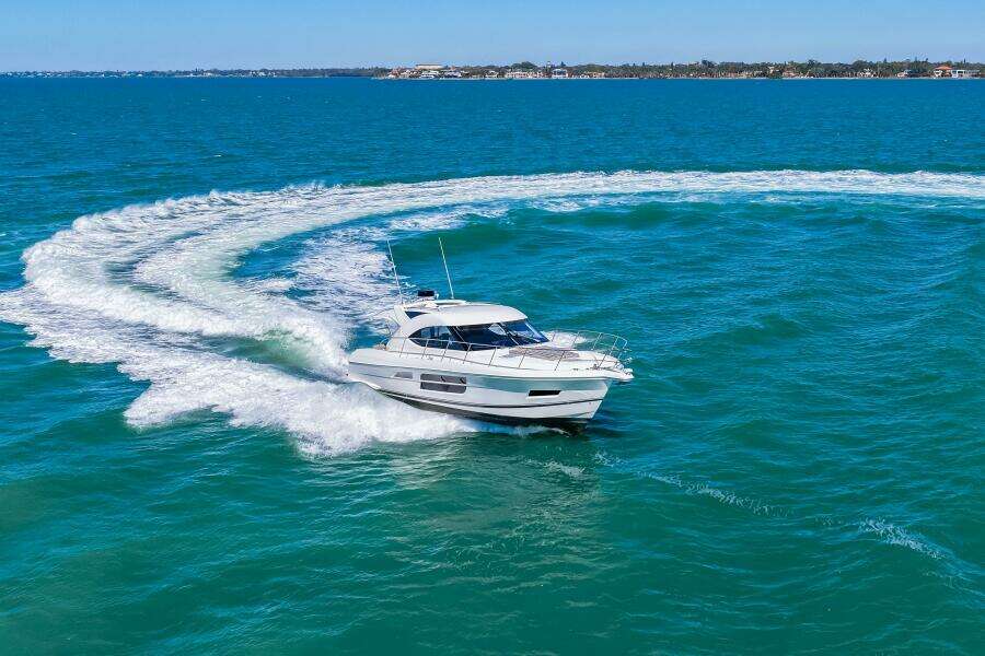 2016 Riviera 5000 Sport Yacht