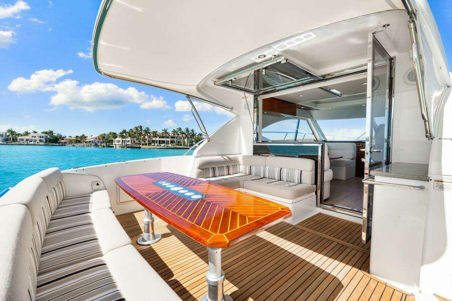 2016 Riviera 5000 Sport Yacht