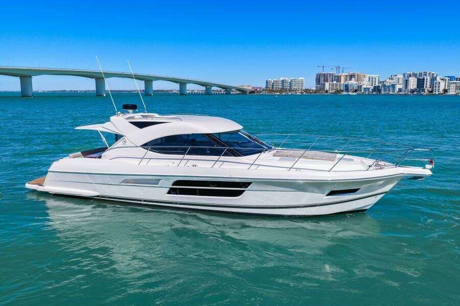 2016 Riviera 5000 Sport Yacht