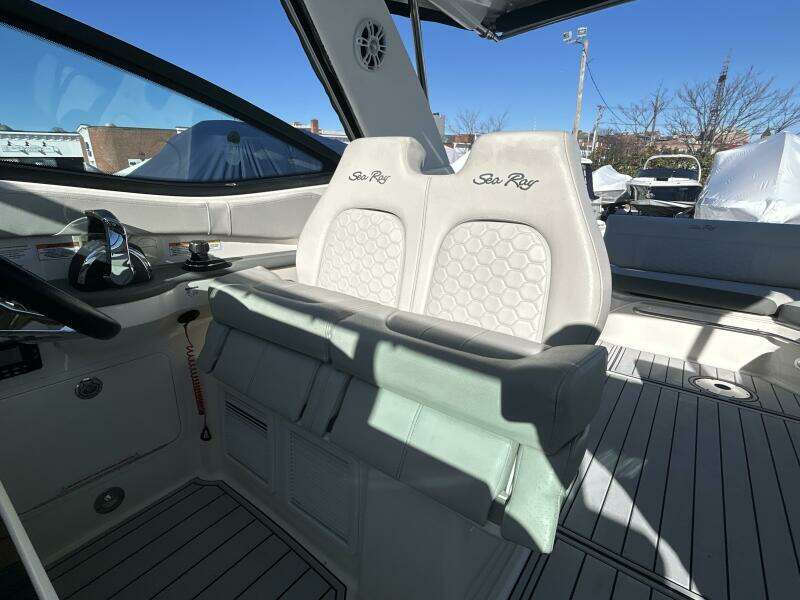 2021 Sea Ray 320 Sundancer