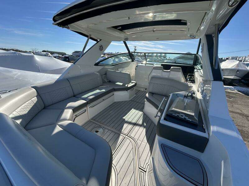 2021 Sea Ray 320 Sundancer