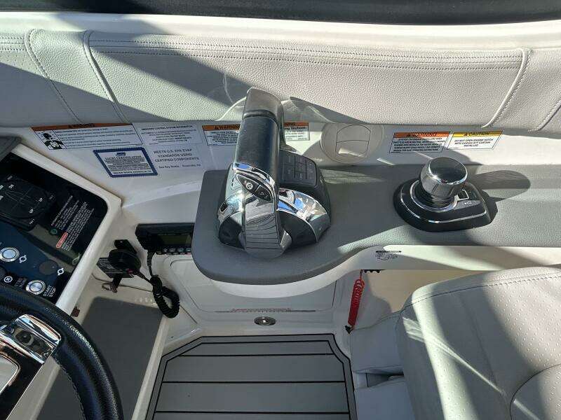 2021 Sea Ray 320 Sundancer