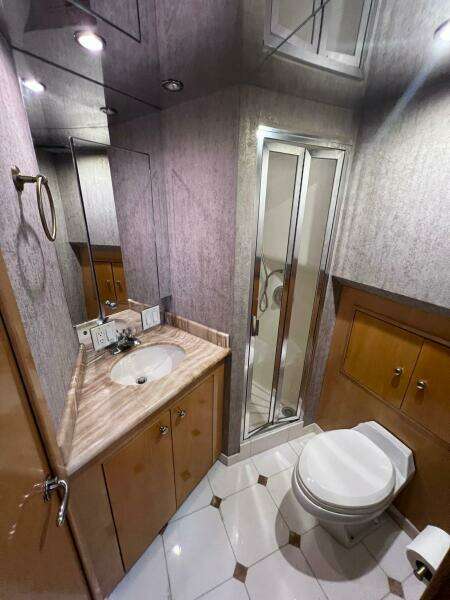 KRISTIN LEE 75’ - Lower Deck Forward VIP Guest Ensuite 