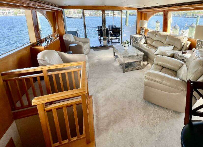 KRISTIN LEE 75’ - Main Deck Salon