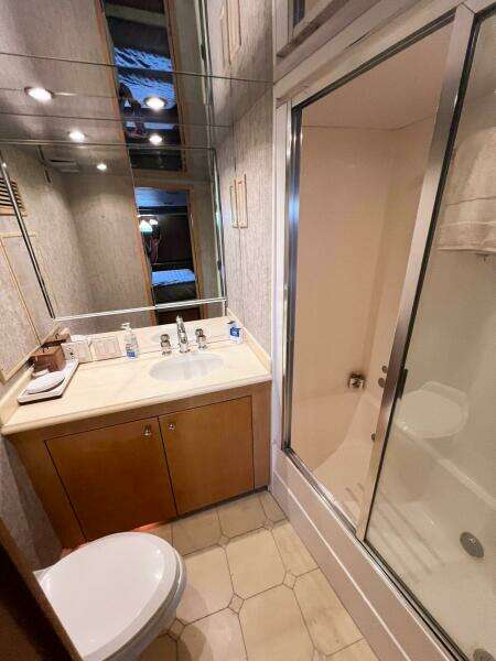 KRISTIN LEE 75’ - Lower Deck VIP Guest Ensuite