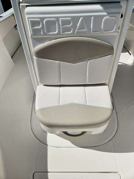 2017 Robalo 