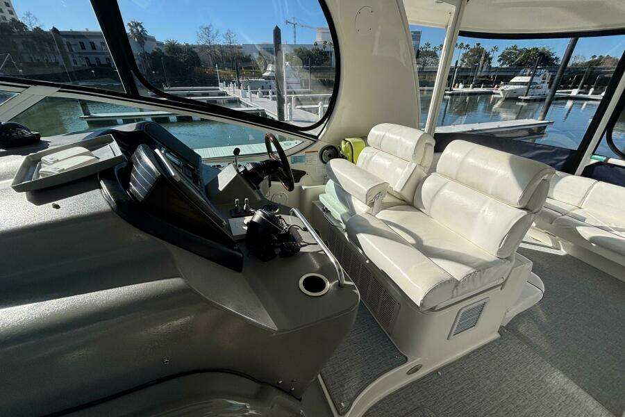 2005 Cruisers Yachts 455 Express Motor Yacht