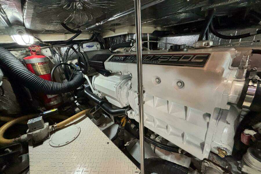 2005 Cruisers Yachts 455 Express Motor Yacht