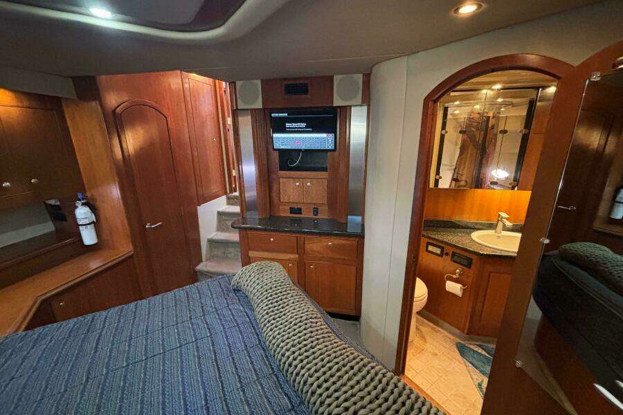 2005 Cruisers Yachts 455 Express Motor Yacht